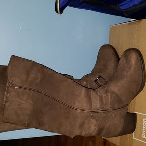 Women's suede boots